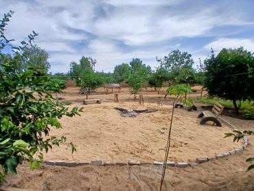 Espace de détente sablonneux à Lompoul Nature, situé à 1 km du désert et 500 m de l'océan.