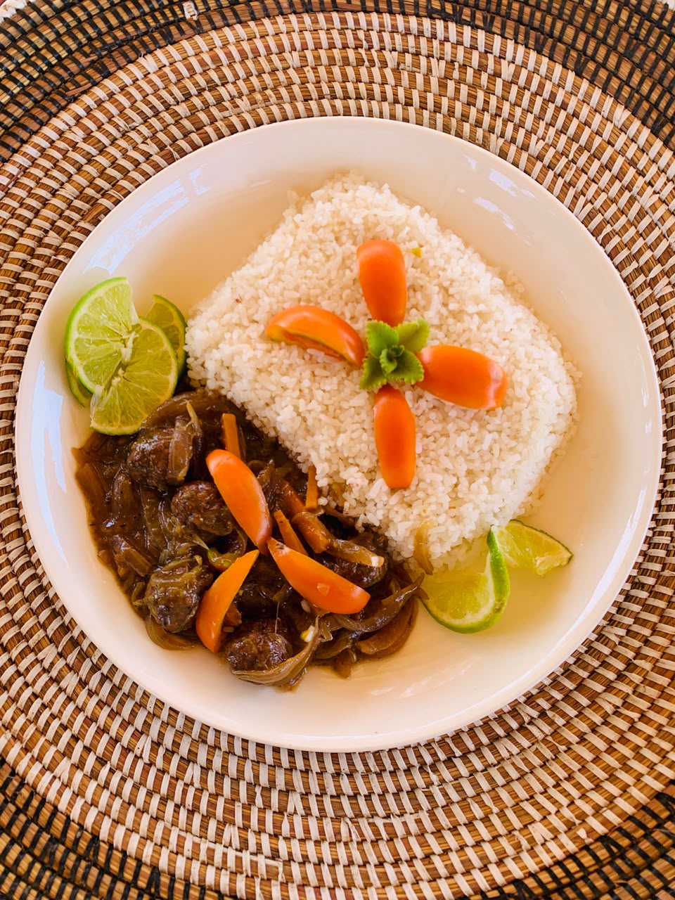 Yassa viande, spécialité traditionnelle de la cuisine sénégalaise à Lompoul Nature