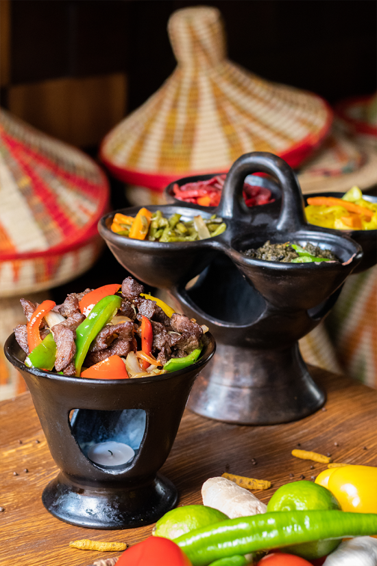 Voyageurs participant à des ateliers culinaires locaux à l’écolodge Lompoul Nature.