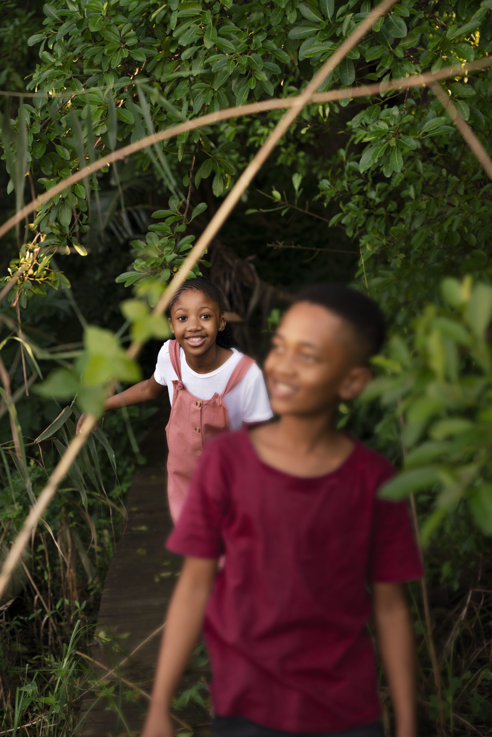 Vue d'ensemble de l'écolodge Lompoul Nature, un hébergement écoresponsable situé entre les dunes et la côte.