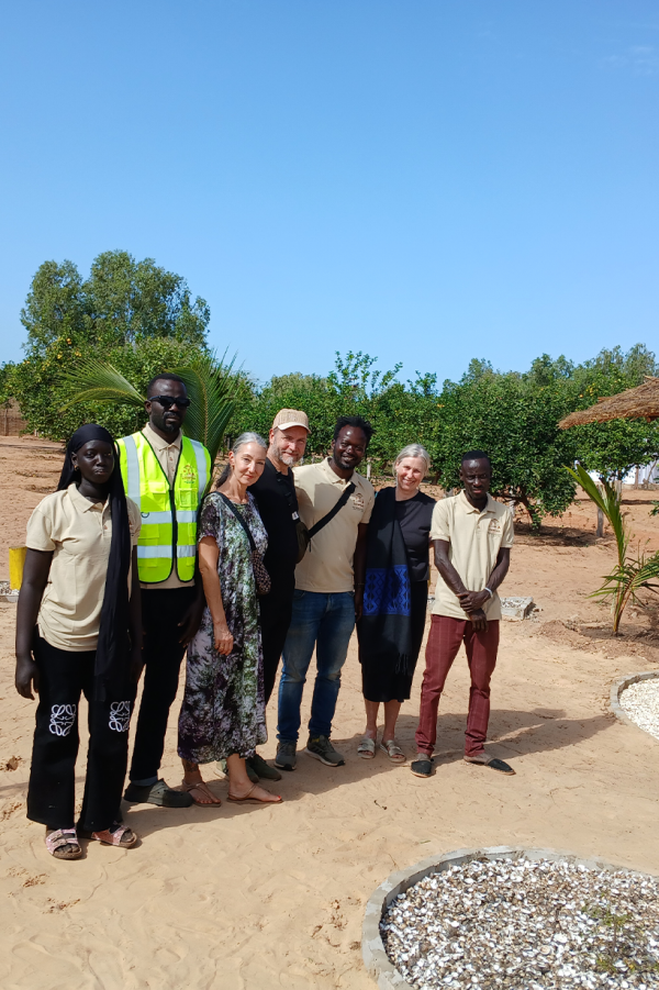 Échange entre l'équipe locale et les visiteurs à Lompoul Nature.